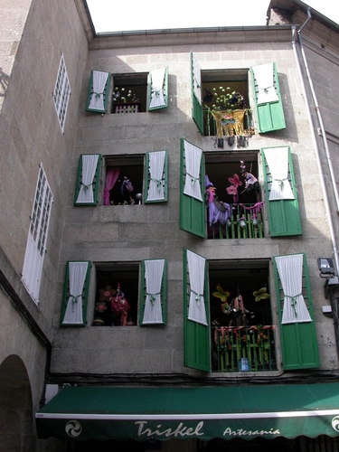 Immagine con finestre, verde, fiori, balconi, ringhiere, tenda, palazzo, porte, casa, scritta, tende, arco, persiane, grondaia, ante, bianco, tendine