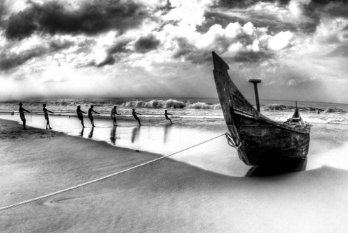 Immagine con barca, mare, spiaggia, nuvole, bianconero, cielo, pescatori, corda, onde, sabbia, fune, persone, uomini