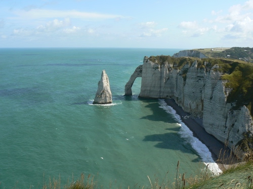 Immagine con mare, nuvole, cielo, scogliera, arco, onde, scoglio, acqua, spiaggia, faraglione, verde, panorama, scogli, onda, costa, falesia