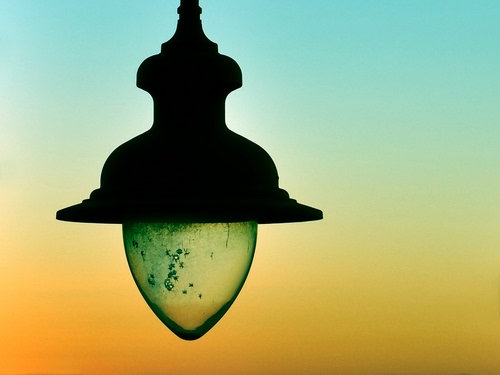 Immagine con lampione, verde, giallo, vetro, lampada, nero, lampadina, arancio, cielo, controluce, lanterna, luce, minimalismo, ferro