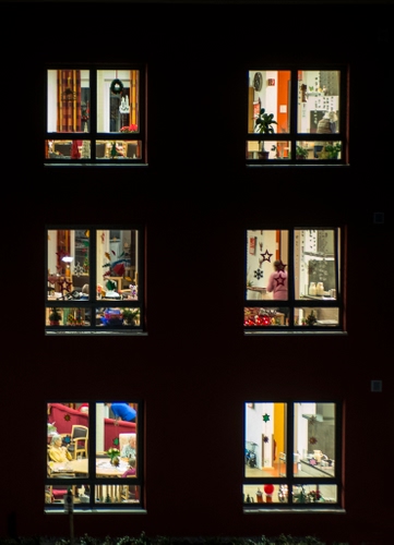 Immagine con finestre, sei, notte, palazzo, luci, stanze, casa, vetri, colori