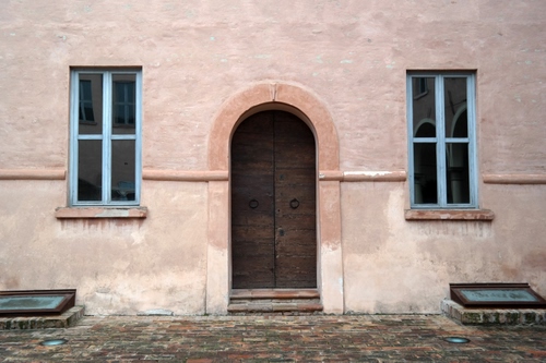 Immagine con finestre, porta, arco, casa, portone, rosa, due, scalini, palazzo, celeste