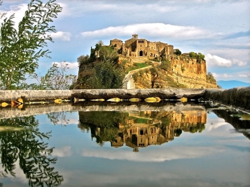 Immagine con riflesso, acqua, borgo, lago, case, castello, paese, albero, alberi