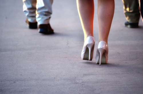 Immagine con scarpe, tacchi, gambe, strada, donna, uomo, polpacci, spillo, piedi