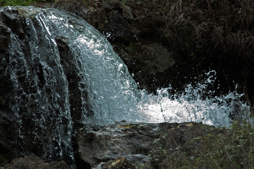 Immagine con acqua, cascata, spruzzi, sassi, torrente, rocce, trasparente, ruscello, schizzi