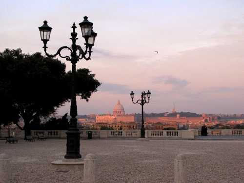 Immagine con lampioni, albero, panorama, piazza, nuvole, cielo, cupola, balaustra, roma, alberi, affaccio, balaustre, panchine, verde, tramonto, città, lampione, piazzale, cupole