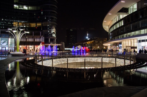 Immagine con fontana, notturno, luci, piazza, notte, lampioni, acqua, milano, riflessi, palazzi