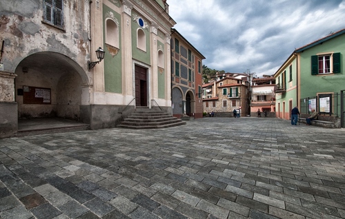 Immagine con piazza, nuvole, arco, gradini, cielo, case, scala, lampione, finestre, archi, pavimentazione