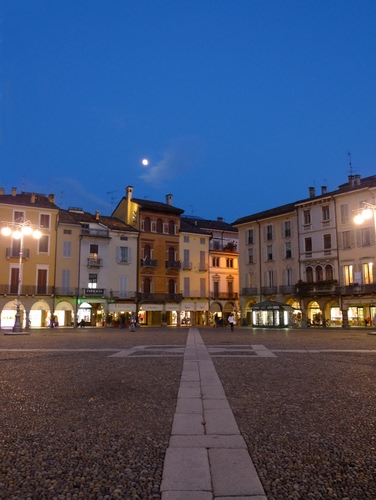 Immagine con piazza, luna, luci, case, notte, cielo, lampioni, sera, notturno