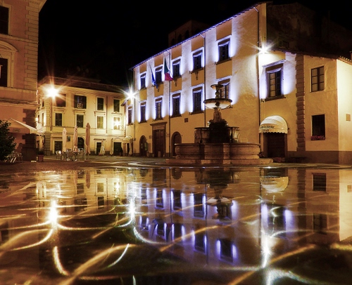 Immagine con luci, fontana, notte, piazza, riflesso, finestre, notturno, riflessi, palazzo, acqua, ombrelloni, città, portoni, palazzi, bandiere, case