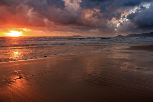 Immagine con mare, tramonto, spiaggia, nuvole, nubi, bagnasciuga, sole, sabbia