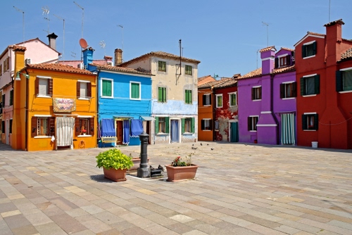 Immagine con piazza, case, colori, fontana, vasi, burano, fontanella, viola