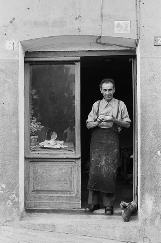 Immagine con vetrina, grembiule, artigiano, bianconero, porta, uomo, calzolaio, bottega, scarpone, vetro