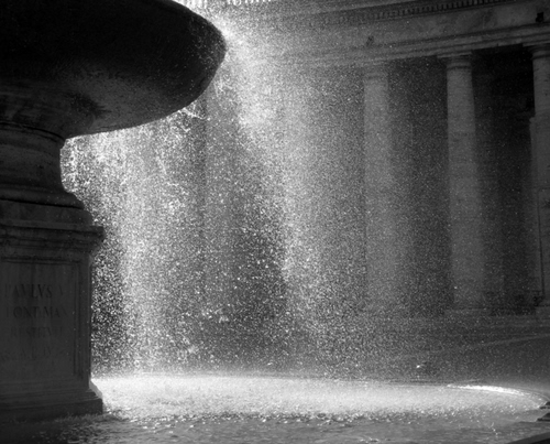 Immagine con acqua, colonne, fontana, spruzzi, gocce, controluce, bianconero, ombre, vasca, luce