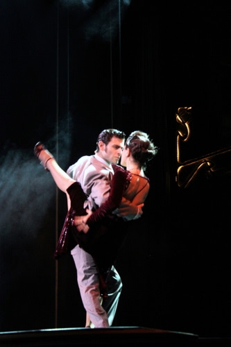 Immagine con ballerini, ballo, coppia, uomo, tango, donna, ballare, due, gamba, nero, palcoscenico, musica