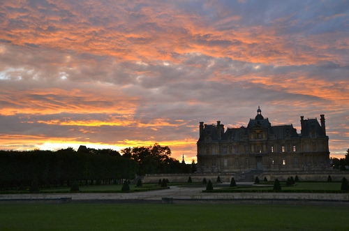 Immagine con tramonto, nuvole, castello, giardino, prato, parco, reggia, verde, palazzo, cielo, alberi