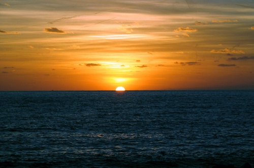 Immagine con mare, cielo, nuvole, tramonto, sole, acqua, onde, arancione, giallo, alba, orizzonte, arancio