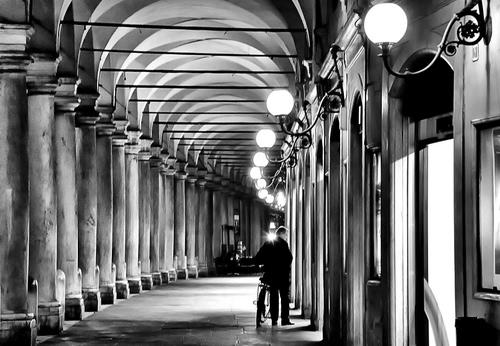 Immagine con bianconero, colonne, lampioni, bicicletta, portici, portico, luci