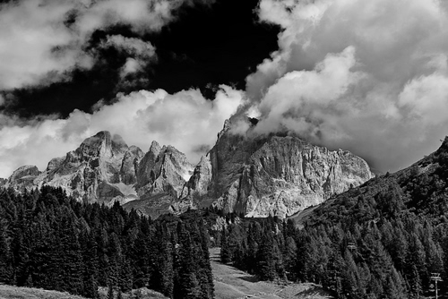 Immagine con nuvole, montagne, cielo, alberi, bianconero, montagna