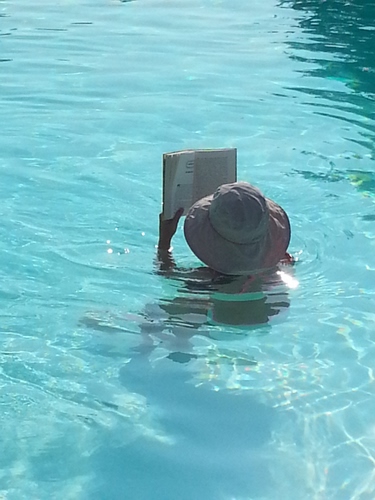 Immagine con cappello, acqua, libro, leggere, donna, mare, trasparenza, bagno, lettura, persona, riflesso