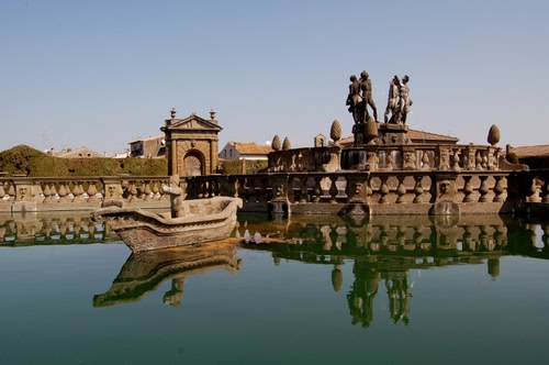 Immagine con statue, acqua, barca, fontana, riflesso, riflessi, cielo