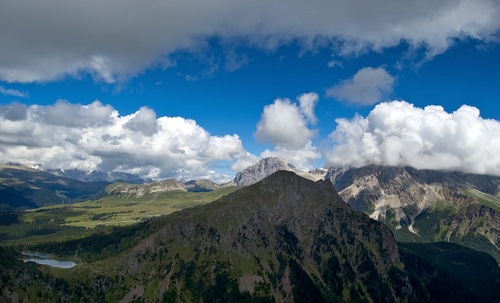 Immagine con nuvole, montagne, cielo, panorama, azzurro, vette, verde, bianco, alberi, cime, rocce, lago, roccia, blu, paesaggio, ombre, ombra