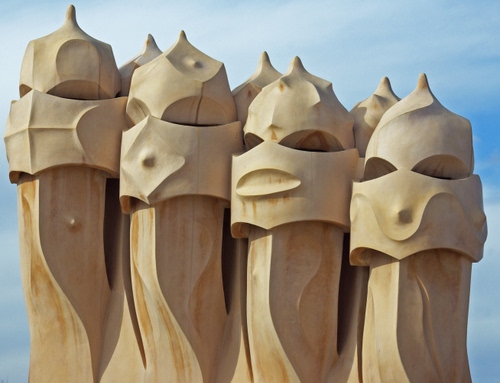 Immagine con legno, quattro, comignoli, cielo, maschere, curve, facce, sculture, occhi, architettura, monumento