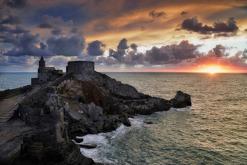 Immagine con mare, chiesa, tramonto, nuvole, scogli, castello, sole, portovenere, cielo