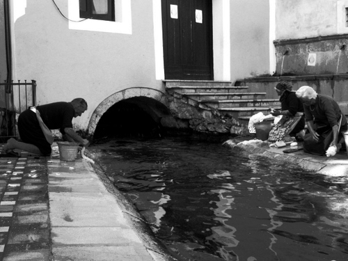 Immagine con acqua, lavatoio, gradini, bianconero, porta, donne, scalini, lavandaie, secchio, scala, scale, arco, secchi, fontanelle, bucato, canale, riflesso