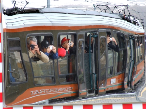 Immagine con fotografi, treno, riflesso, tram, turisti, specchio, foto, finestrini, deformazione