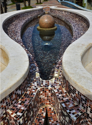 Immagine con fontana, acqua, sfera, mosaico, curve, marmo, piastrelle