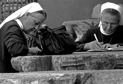 Immagine con suore, borsa, penna, occhiali, due, scrivere, bianco, quaderno, nero, bianconero, religiose, velo, pietra