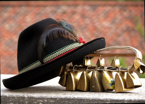 Immagine con cappello, piume, campanacci, piuma, nero, oro, nastro, sfocato, sonagli, campanelle