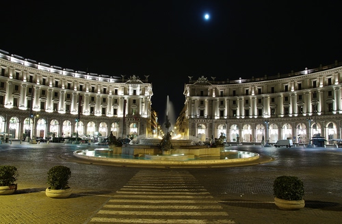 Immagine con piazza, fontana, luna, strisce, notturno, luci, vasi, notte