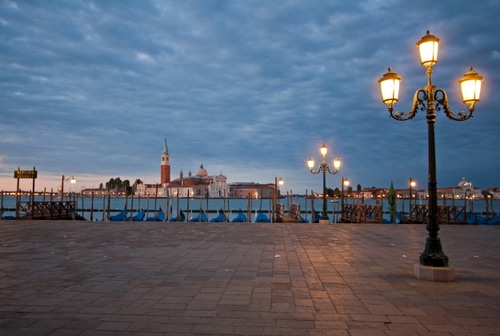 Immagine con venezia, lampioni, gondole, isola, sera, luci, piazza, laguna, nuvole, lampione, chiesa