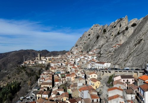 Immagine con panorama, case, montagna, montagne, borgo, rocce, paese, tetti, cielo, città, campanile