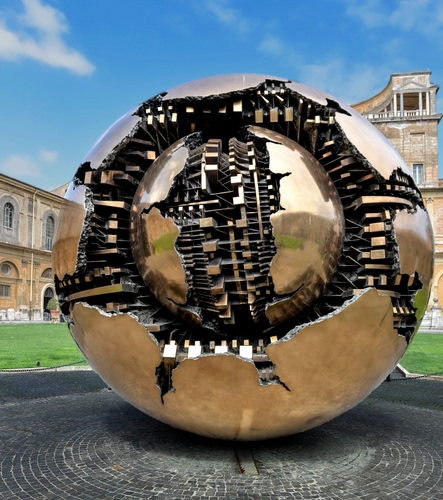 Immagine con scultura, sfera, verde, piazza, bronzo, cielo, monumento, palla, azzurro, nuvole, oro, finestre, erba, prato, metallo
