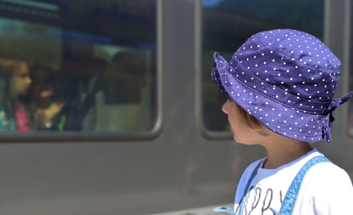 Immagine con bambina, cappello, treno, finestrino, pois, stazione, blu, azzurro