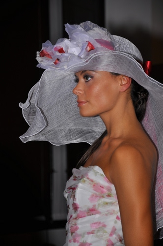 Immagine con cappello, donna, bianco, profilo, velo, vestito, rosa, modella, ritratto