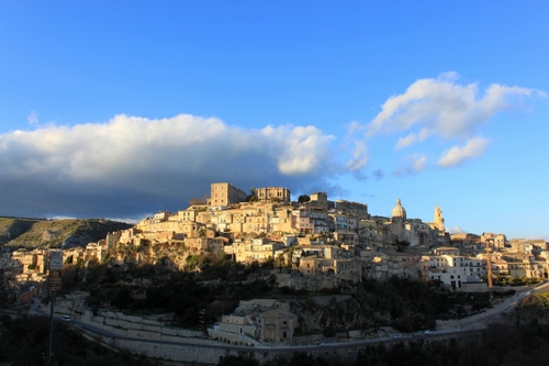 Immagine con nuvole, cielo, case, panorama, borgo, strada, collina, paese, cupola, città, paesaggio, azzurro, palazzi