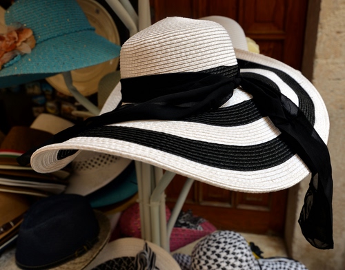 Immagine con bianco, nastro, cappelli, nero, cappello, paglia, azzurro, vetrina