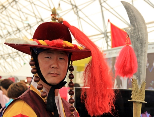 Immagine con cappello, rosso, pennacchio, uomo, sfere, lancia, fiocco, viso