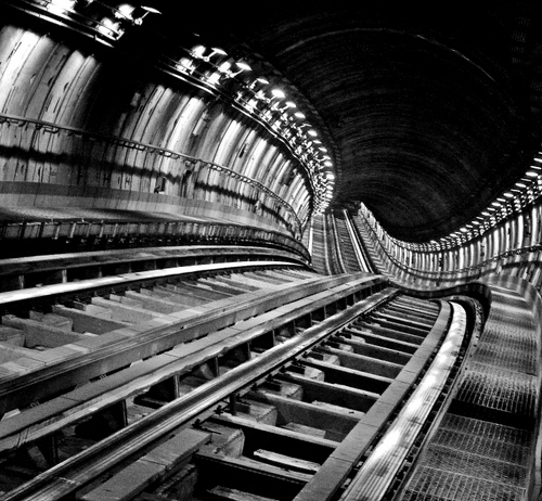 Immagine con binari, bianconero, rotaie, curve, tunnel, curva, traversine, galleria, prospettiva, ferro, ferrovia