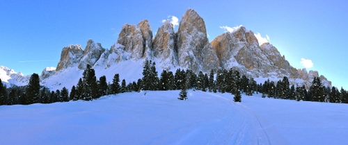 Immagine con neve, alberi, montagne, montagna, inverno, cielo, rocce, abeti, bosco
