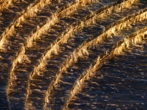 Immagine con acqua, curve, gradini, fontana, oro, cascate, cerchi, cascata