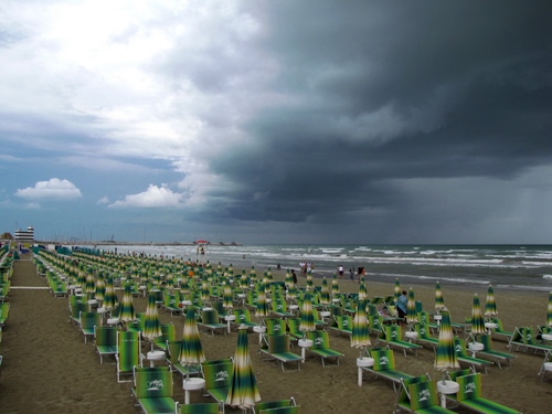 Immagine con spiaggia, ombrelloni, mare, lettini, nuvole, verde, cielo, sdraio, sabbia