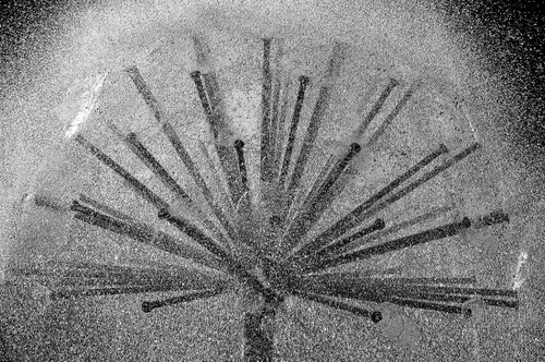 Immagine con acqua, fontana, spruzzi, bianconero, gocce, zampilli, tubi, sfera, schizzi