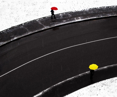 Immagine con rosso, giallo, strada, ombrelli, persone, curva, neve, due, curve, nero, passanti, bianco, righe, pioggia, ombrello