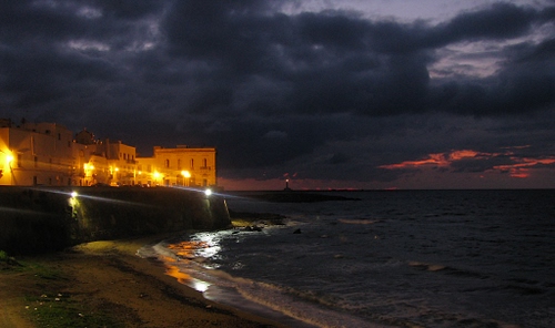 Immagine con mare, spiaggia, nuvole, luci, notturno, notte, cielo