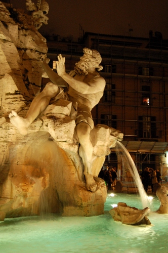 Immagine con acqua, fontana, statua, notturno, marmo, luce, getto